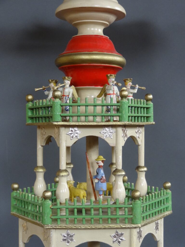 Restauration Stufenpyramide mit Figuren von Karl Müller: Pyramide wurde gereinigt und farblich überarbeitet, defekte Figuren wurden restauriert Hersteller: Bruno Hennig Seiffen, um 1930