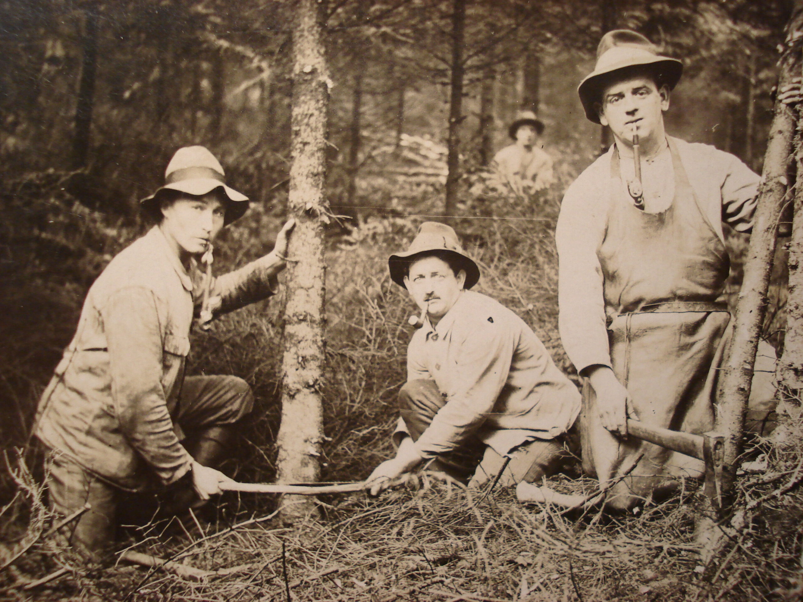 Fotograf: unbekannt, Seiffen um 1920, Waldarbeiter im Seiffener Forst