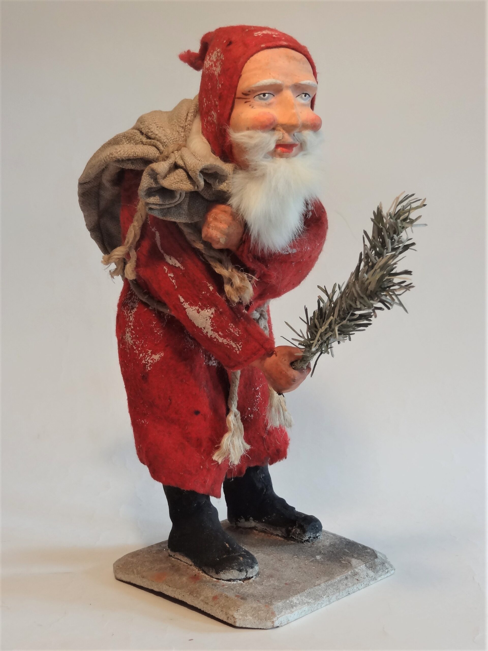 1 Weihnachtsmann, Hersteller_ unbekannt ,Thüringen, um 1920, Figur wurde gerichtet und verleimt, Papiermaché gereinigt und teilweise vervollständigt, Bart und Zubehör ergänzt, farbliche Retusche_
