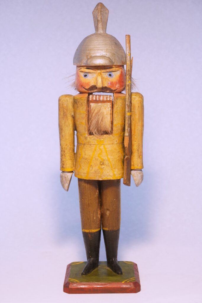 3 Nussknacker als Soldat, Hersteller_ Karl Hugo Ullrich, Seiffen um 1900. Grundbrett, Füße, Nase, Fell und Teile der Pickelhaube wurden ergänzt_