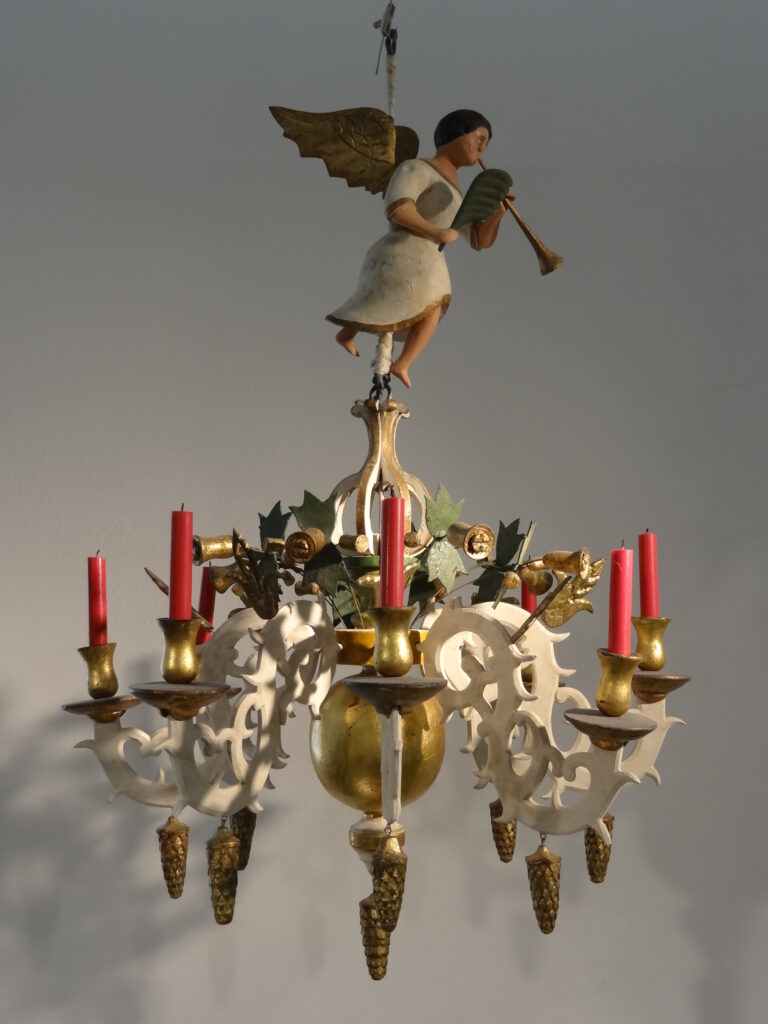 5 Zschopauer Leuchter mit Engelsfigur, Hersteller: unbekannt, Ende 19. Jhd. Holzteile wurden ergänzt, Vergoldung wurde erneuert