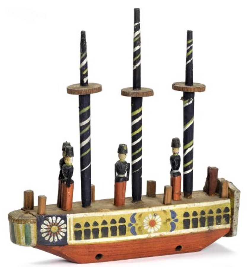 9a Segelschiff als Ziehspielzeug, Hersteller_ unbekannt, Raum Seiffen um 1870, Segel, Tauwerk, Räder und Reling wurden ergänzt